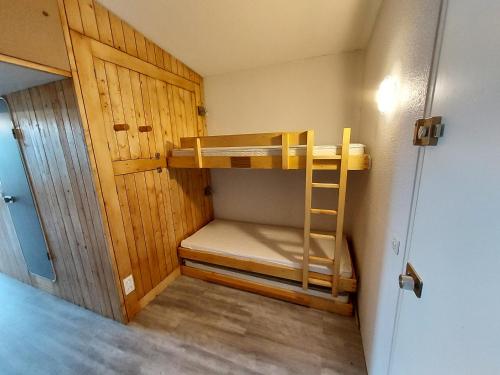 阿克1800ARC 1800, Résidence les Lauzieres的小房间设有双层床和梯子