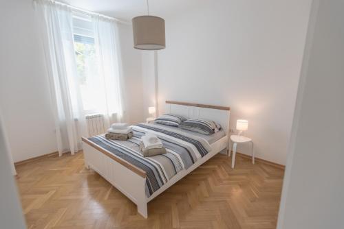 巴尼亚科维利亚查Vila Pobeda的白色的卧室设有床和窗户