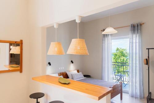 卡沃斯Kamini Apartments的一间卧室配有一张床和两个吊灯