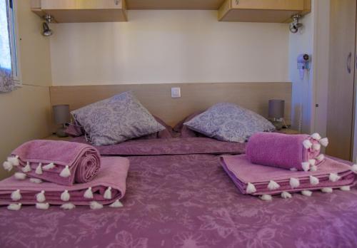 比利切House Matea的一间卧室配有两张带粉红色毯子和枕头的床