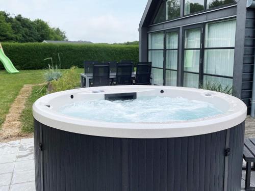 诺尔赫鲁普12 person holiday home in Hadsund的房屋后院的热水浴池