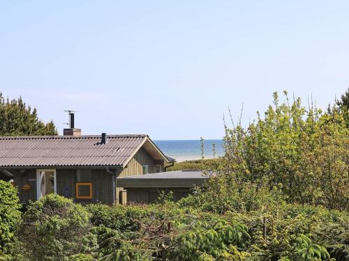 Haslevgårde4 person holiday home in Hadsund的背景海洋之家公寓