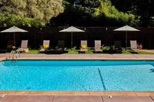 盖尔南维尔Highlands Resort - Adults Only的一个带椅子和遮阳伞的游泳池