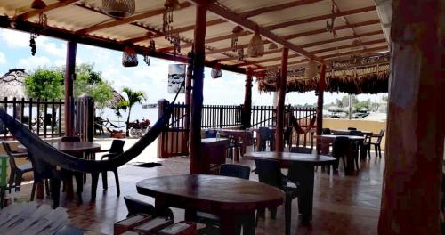 科韦尼亚斯Hotel Costa Mar Coveñas的一间设有桌椅的海景餐厅