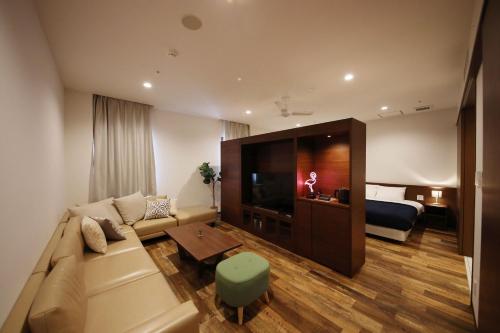 福冈ZONK HOTEL Hakata的客厅配有沙发和1张床
