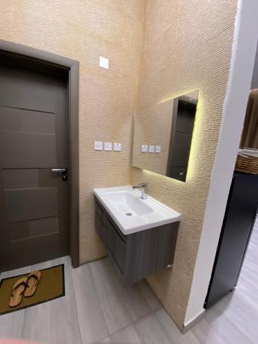 塞拉莱Platinum plus mirbat的一间带水槽和镜子的浴室