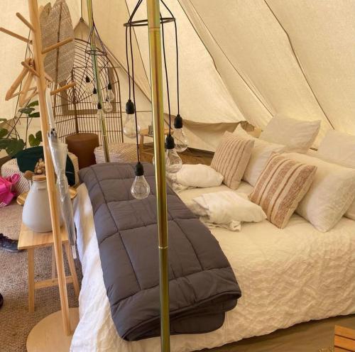 曼斯菲尔德Mansfield Glamping - ADULTS ONLY的带帐篷的客房内的一张床位