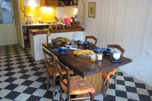 戴伊劳伦贝赛特住宿加早餐旅馆的厨房配有餐桌和食物