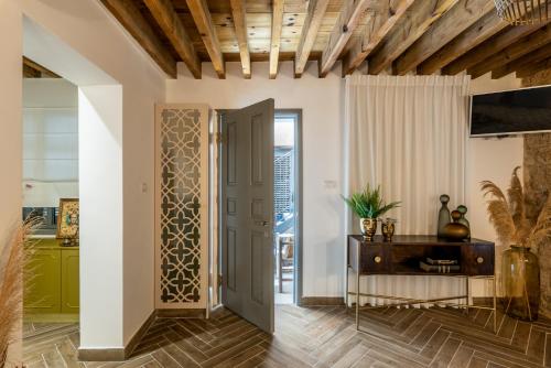 阿卡Two Wells Zimmer Suite的拥有白色墙壁和木制天花板的走廊