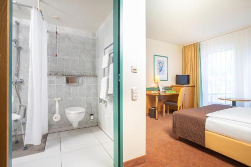 吕根岛公园酒店的一间浴室