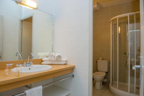 比亚里茨VTF Le Domaine de Françon的一间带水槽、卫生间和镜子的浴室