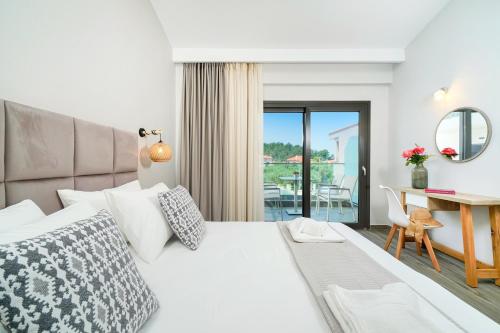 Aquamarine Luxury Rooms Thassos客房内的一张或多张床位