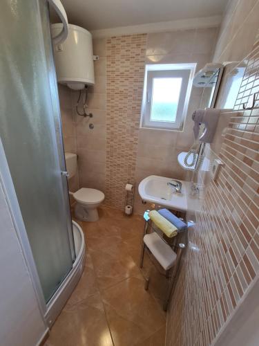 波弗加纳马尔科旅馆的浴室配有卫生间、盥洗盆和淋浴。