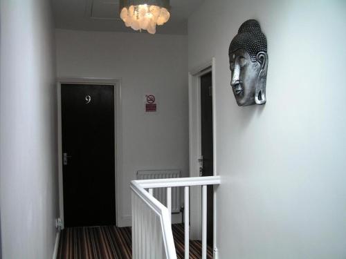 布莱克浦Devon Guest House的挂在走廊墙上的面具