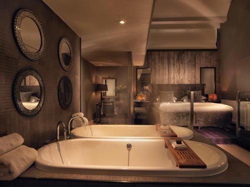 马尔马逊纽卡尔斯酒店的一间浴室