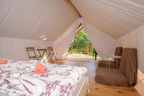 卡斯特里尔Natura Camp Karli的帐篷内一间卧室,配有一张床