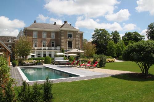 哈瑟尔特B&B Maison Mairie Hasselt的庭院中带游泳池的房子