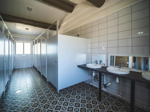 卡布里Metsaluige Turismitalu的浴室设有2个水槽和2面镜子