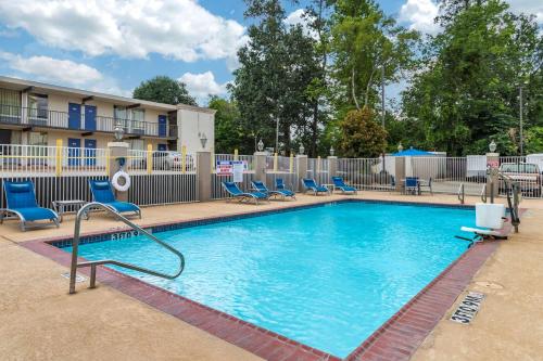克利夫兰Comfort Inn & Suites的一座带蓝色椅子的酒店游泳池