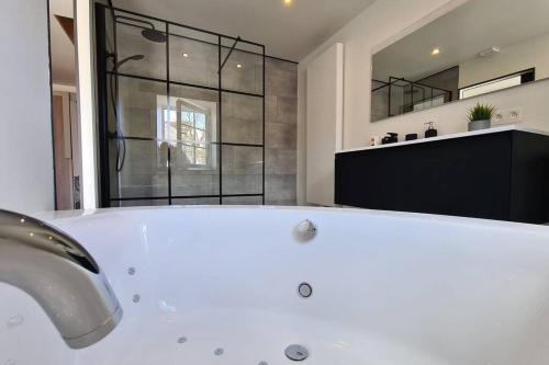 埃尔泽Phils Cottages - Gîte - Vakantiewoning Philled With Love的浴室配有白色浴缸和水槽