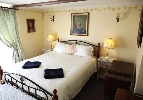 BurraAyers Burra - Historical 1851 Cottage的一间卧室,配有一张带两个袋子的床