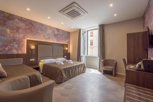 罗马Bramble Luxury Suites的酒店客房,设有两张床和镜子