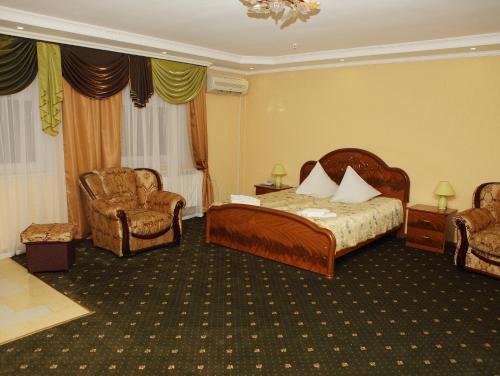 ChishkiВІКОНТ的酒店客房,配有一张床和两把椅子