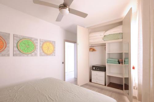 滨海托萨El Mirador de Tossa de Mar的一间卧室配有一张床和吊扇