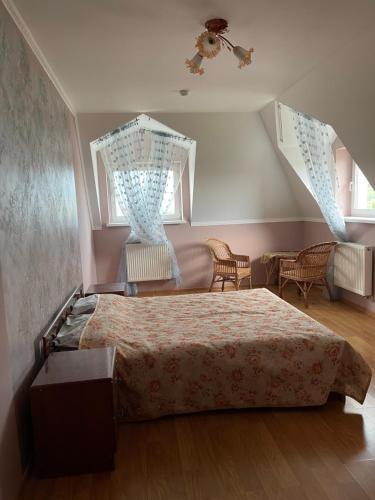 PustomytyЕдем的一间卧室设有一张床和两个窗户。