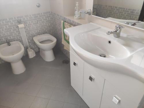那不勒斯La quiete del Vesuvio的白色的浴室设有水槽和卫生间。