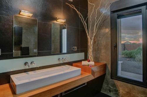 拉奥利瓦La Oliva Luxury House的一间带大型白色水槽和窗户的浴室