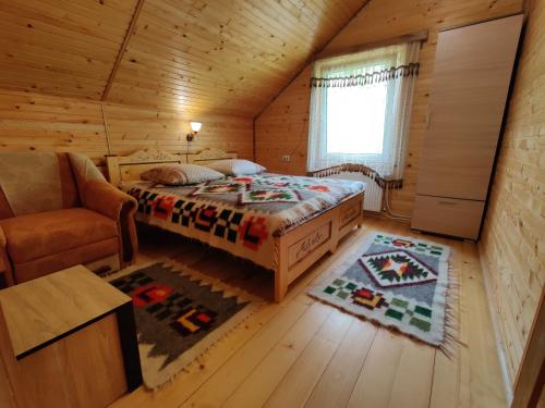 科索夫Зелена садиба Валило的小木屋内一间卧室,配有一张床