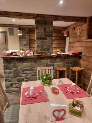 格雷索圣尚B&B Lorelei的一张木桌,上面有红色的餐巾