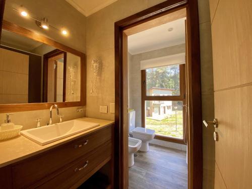 拉安戈斯图拉镇Altos del Bonito的一间带水槽、卫生间和镜子的浴室