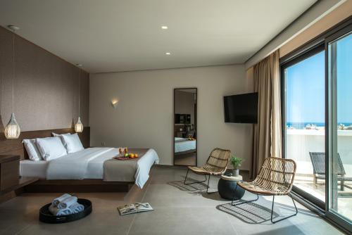 海若克利欧Metropole Urban Hotel的酒店客房设有一张床和一个阳台。