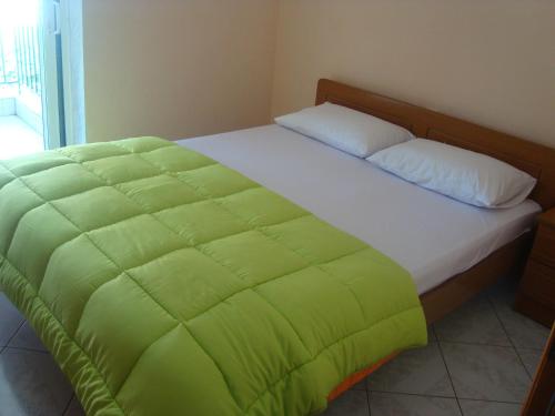 圣帕拉斯凯维Zavrakli的一张床上有绿毯的床