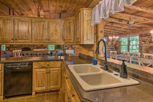 SunsetSecluded Cabin with Spacious Kitchen and Dining Area!的厨房配有水槽和炉灶