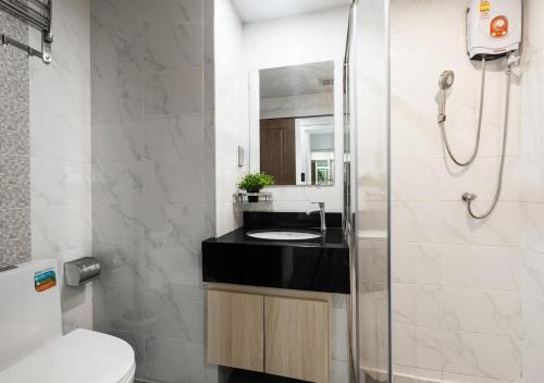 莱卡邦VSK RESIDENCE - SHA Extra Plus的浴室配有卫生间、盥洗盆和淋浴。