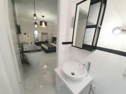 加利波利B&B Secret Suite的白色的浴室设有水槽和镜子