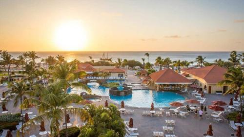 棕榈滩拉卡班纳旅游BRC一室公寓套房酒店的享有带游泳池的度假村的空中景致
