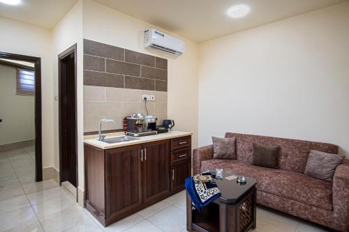 亚喀巴Al Riyati Hotel Apartments的客厅配有沙发和桌子