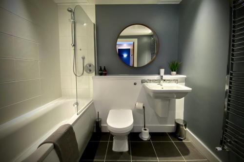 米德尔斯伯勒Middlehaven Apartment的一间带卫生间、水槽和镜子的浴室