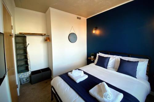 米德尔斯伯勒Middlehaven Apartment的一间卧室配有一张带蓝色墙壁的大床