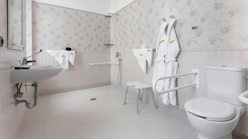 波罗斯洛Notarius Vendégház的白色的浴室设有卫生间和水槽。