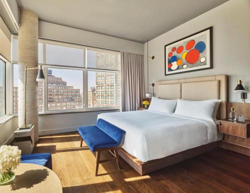 纽约ModernHaus SoHo的一间卧室设有一张大床和一个大窗户