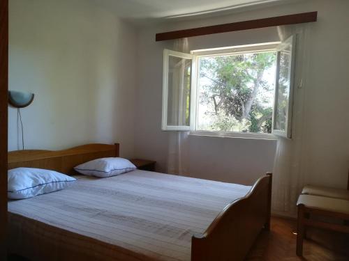 乌格连Apartment Porat的一间卧室设有一张大床和窗户