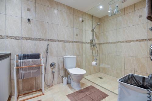 帕兰加Apartamentai Šviesa的带淋浴和卫生间的浴室。