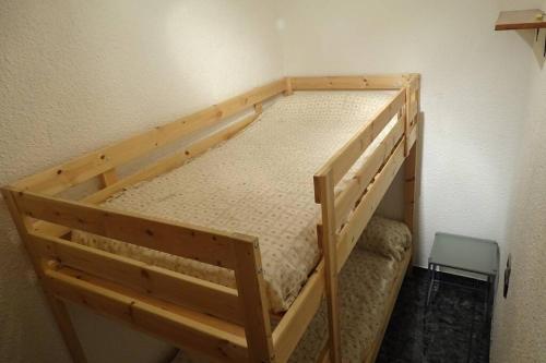 瓜尔迪奥拉-德贝尔加Apartamento rural en Los Pirineos的一张木制双层床,位于带椅子的房间里