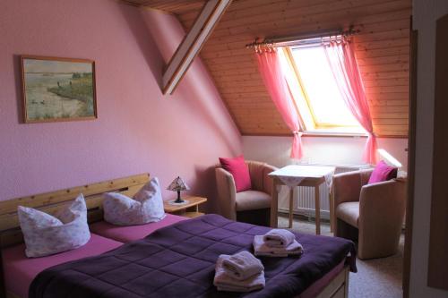 博克Pension Jägerrast的一间卧室配有一张床、一张桌子和一个窗户。
