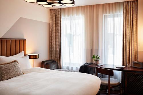 伦敦霍尔本霍克斯顿酒店的酒店客房设有一张床、一张书桌和窗户。